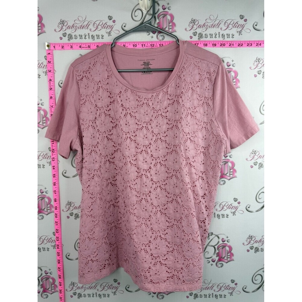 Classic editions T-shirt Lacie flowers Short-Sleeve Lace Front Tee in Dusty Rose